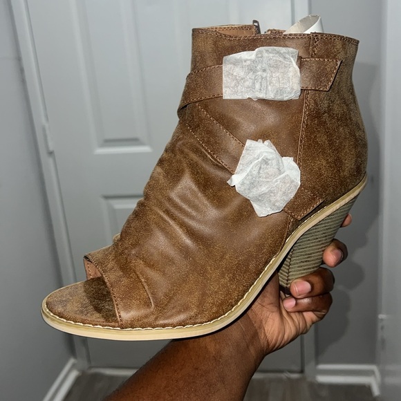 Cute never worn open toe boots - Picture 2 of 4